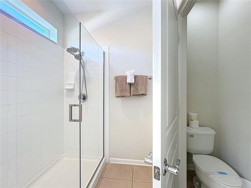 合同活跃: $650,000 (5 贝兹, 5 浴室, 2342 平方英尺)