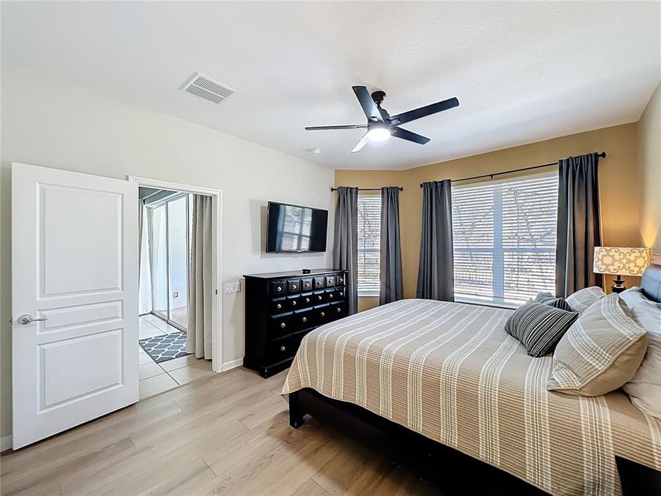 合同活跃: $650,000 (5 贝兹, 5 浴室, 2342 平方英尺)