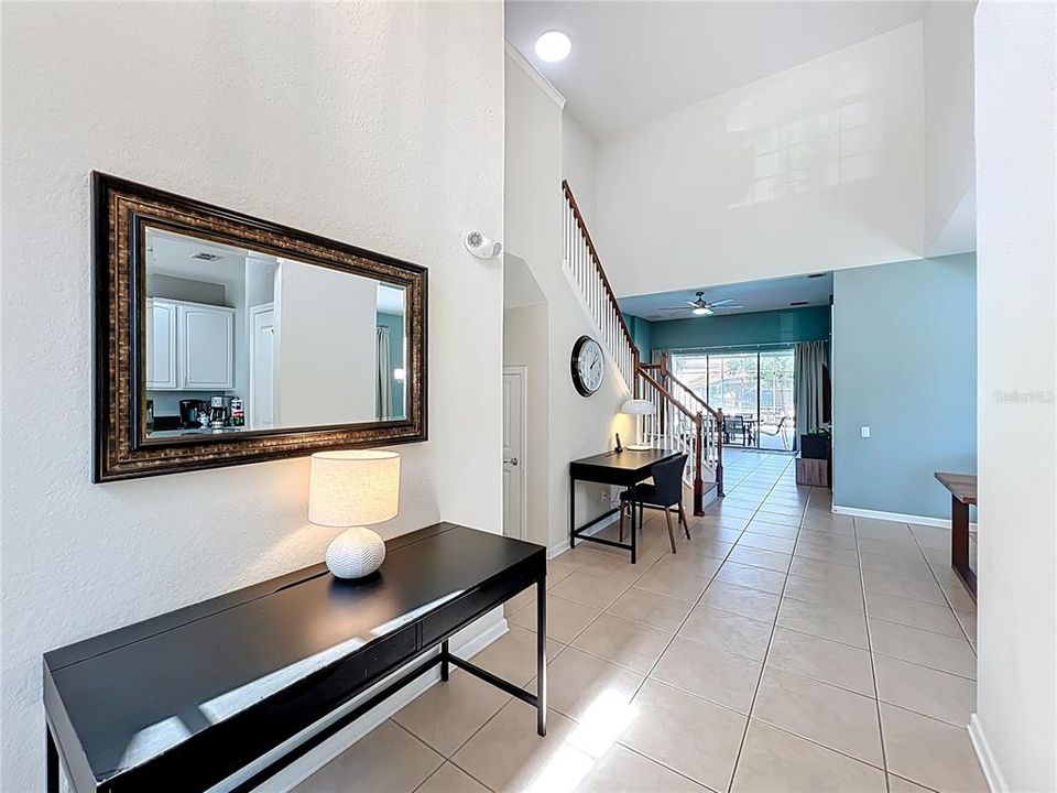 合同活跃: $650,000 (5 贝兹, 5 浴室, 2342 平方英尺)