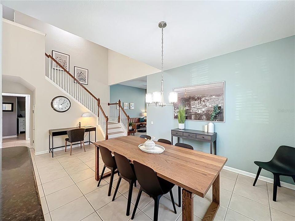 合同活跃: $650,000 (5 贝兹, 5 浴室, 2342 平方英尺)