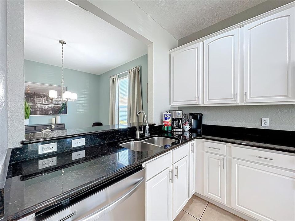 合同活跃: $650,000 (5 贝兹, 5 浴室, 2342 平方英尺)