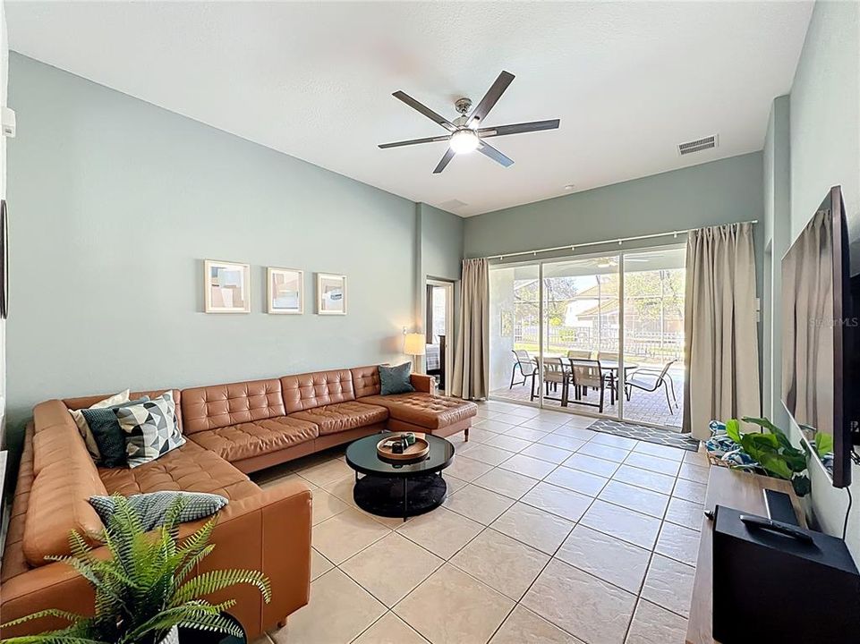 合同活跃: $650,000 (5 贝兹, 5 浴室, 2342 平方英尺)