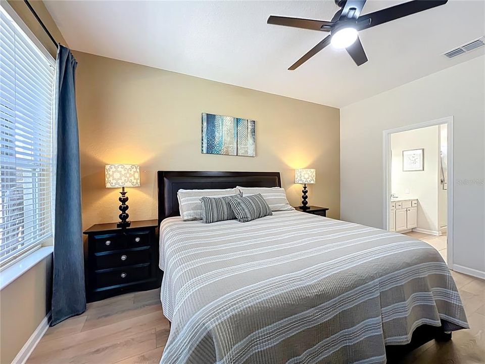 合同活跃: $650,000 (5 贝兹, 5 浴室, 2342 平方英尺)