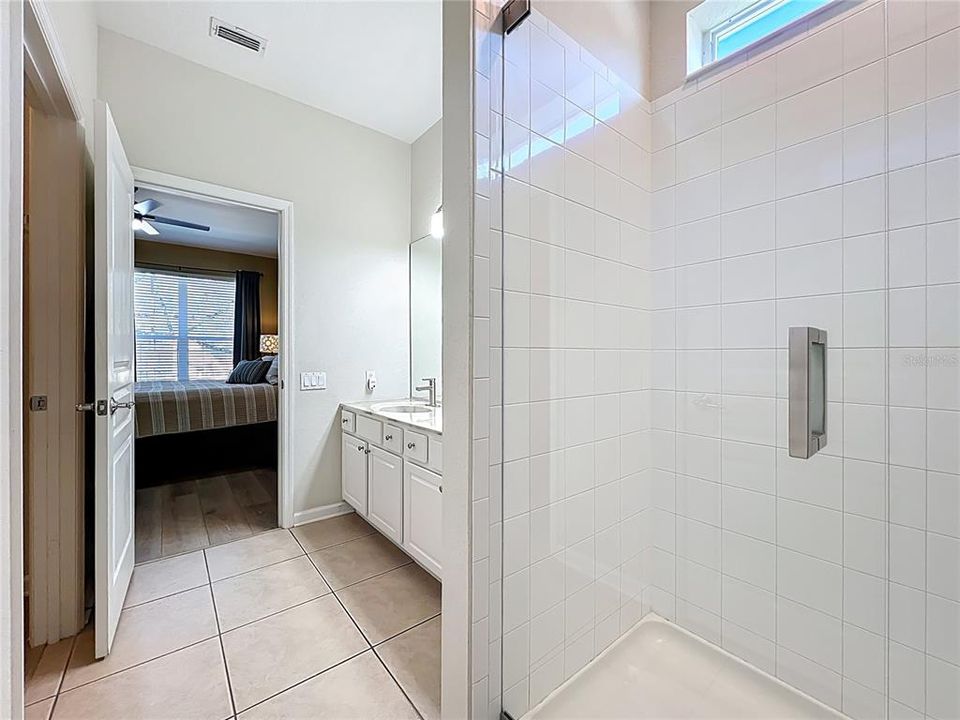 合同活跃: $650,000 (5 贝兹, 5 浴室, 2342 平方英尺)