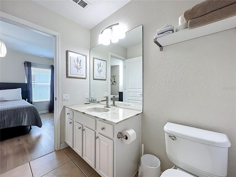 合同活跃: $650,000 (5 贝兹, 5 浴室, 2342 平方英尺)