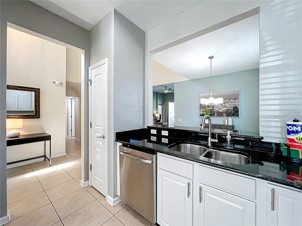 合同活跃: $650,000 (5 贝兹, 5 浴室, 2342 平方英尺)