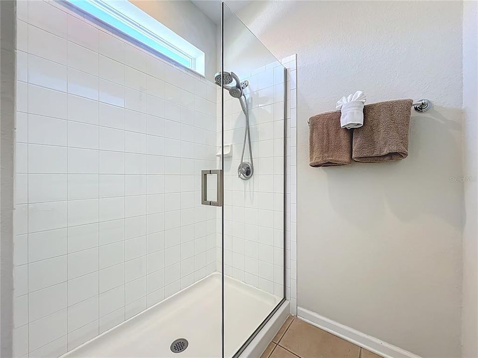 合同活跃: $650,000 (5 贝兹, 5 浴室, 2342 平方英尺)