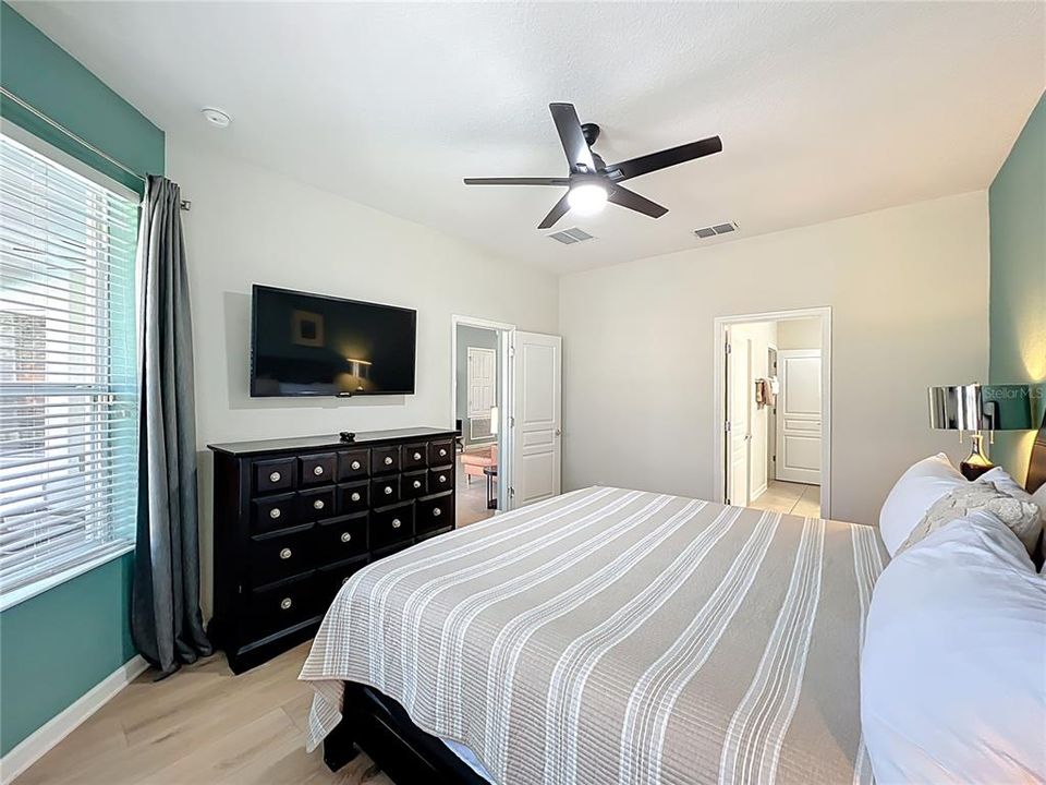 合同活跃: $650,000 (5 贝兹, 5 浴室, 2342 平方英尺)