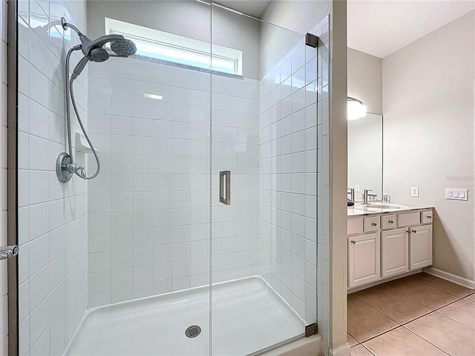 合同活跃: $650,000 (5 贝兹, 5 浴室, 2342 平方英尺)