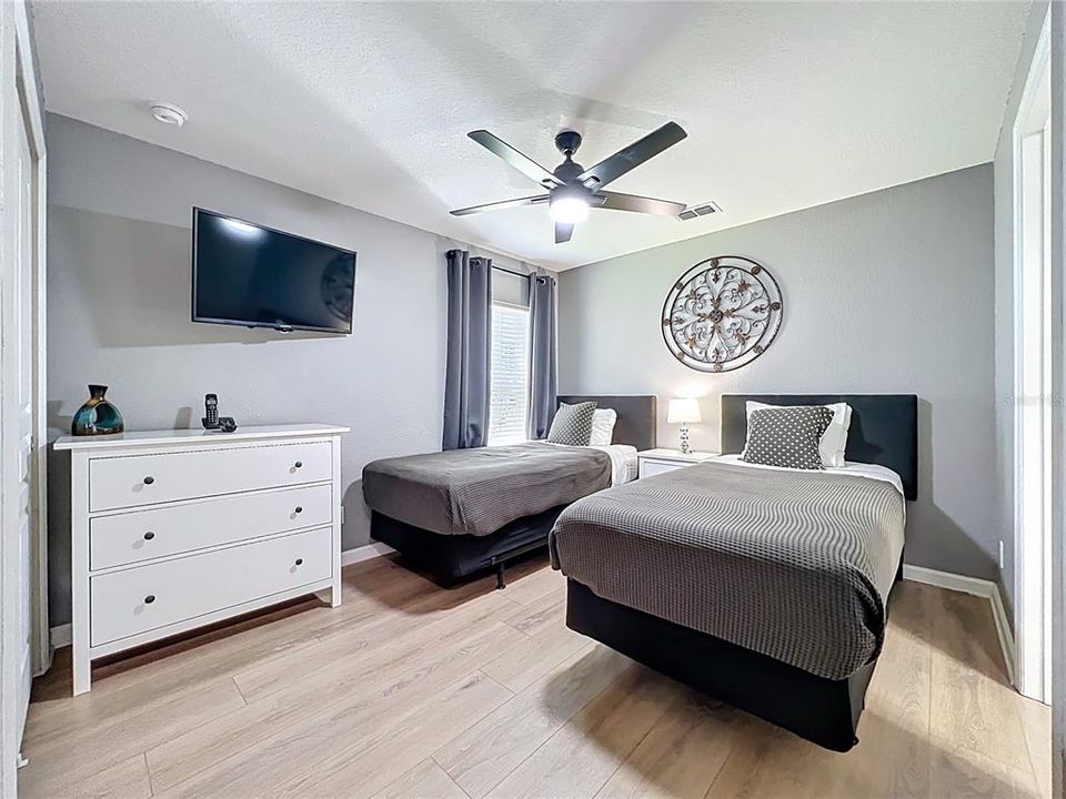 合同活跃: $650,000 (5 贝兹, 5 浴室, 2342 平方英尺)