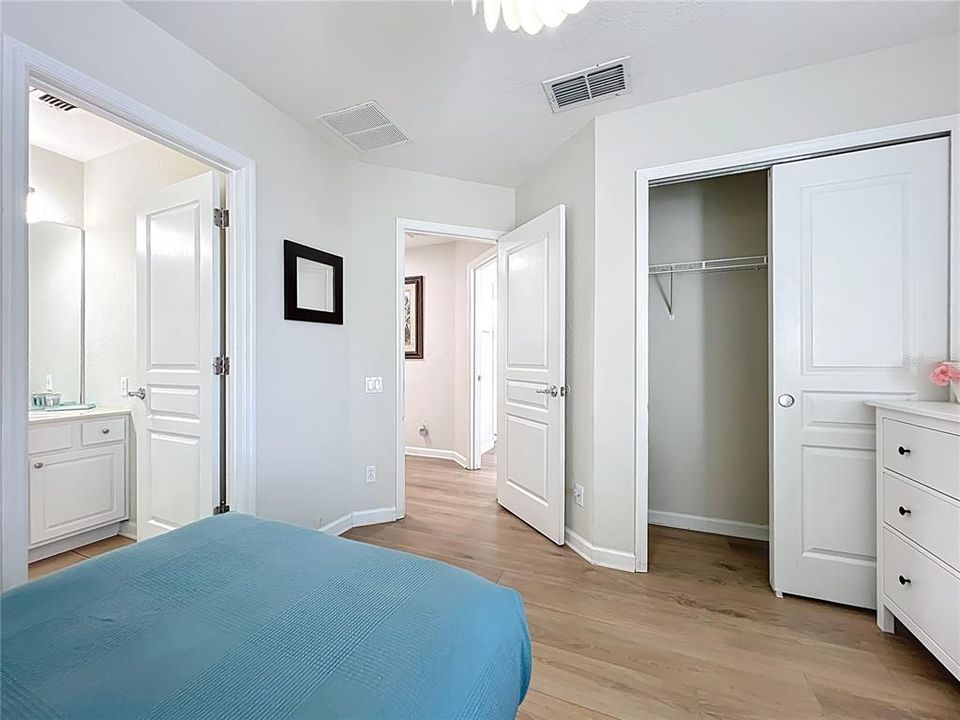 合同活跃: $650,000 (5 贝兹, 5 浴室, 2342 平方英尺)