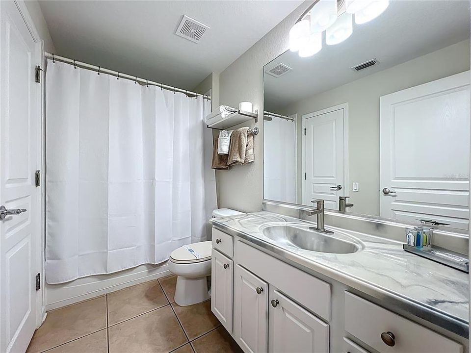 合同活跃: $650,000 (5 贝兹, 5 浴室, 2342 平方英尺)