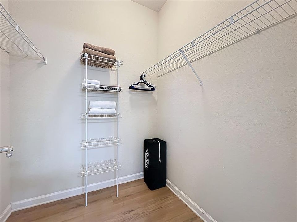 合同活跃: $650,000 (5 贝兹, 5 浴室, 2342 平方英尺)