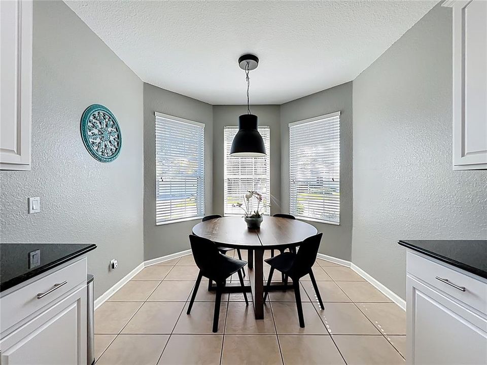 合同活跃: $650,000 (5 贝兹, 5 浴室, 2342 平方英尺)