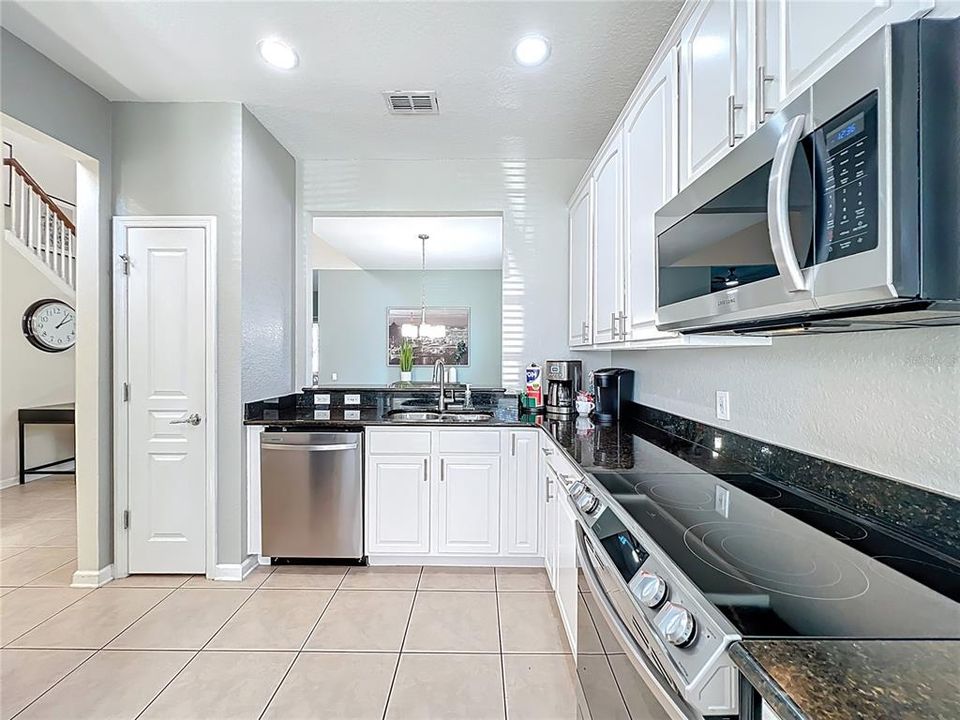 合同活跃: $650,000 (5 贝兹, 5 浴室, 2342 平方英尺)