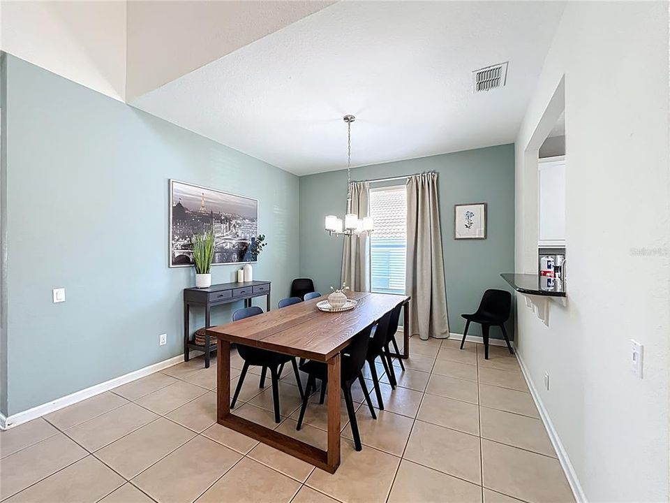 合同活跃: $650,000 (5 贝兹, 5 浴室, 2342 平方英尺)