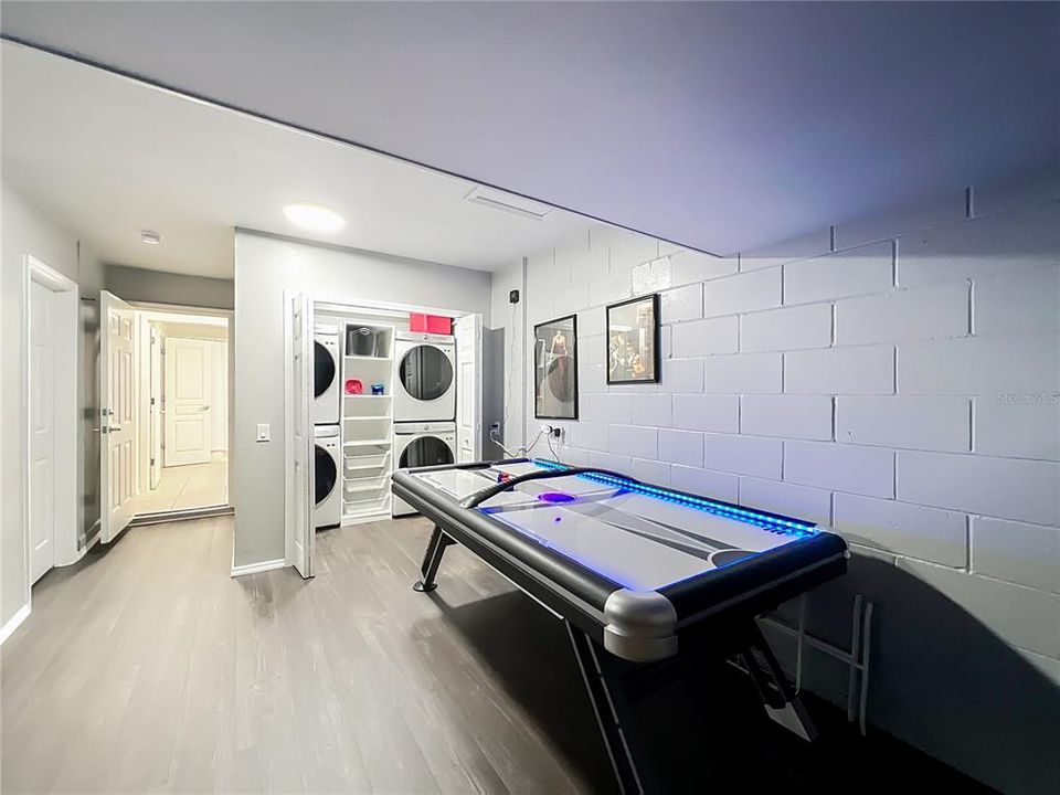 合同活跃: $650,000 (5 贝兹, 5 浴室, 2342 平方英尺)