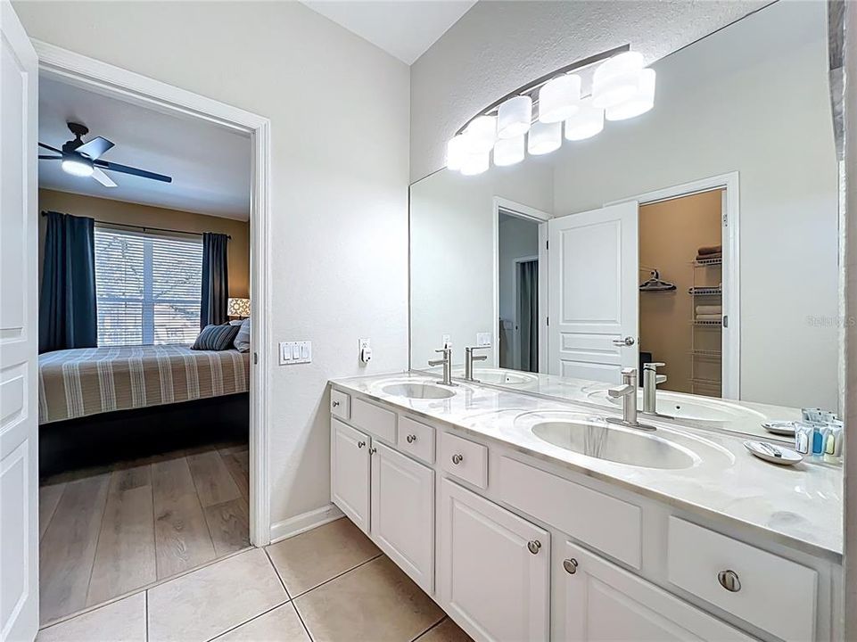 合同活跃: $650,000 (5 贝兹, 5 浴室, 2342 平方英尺)