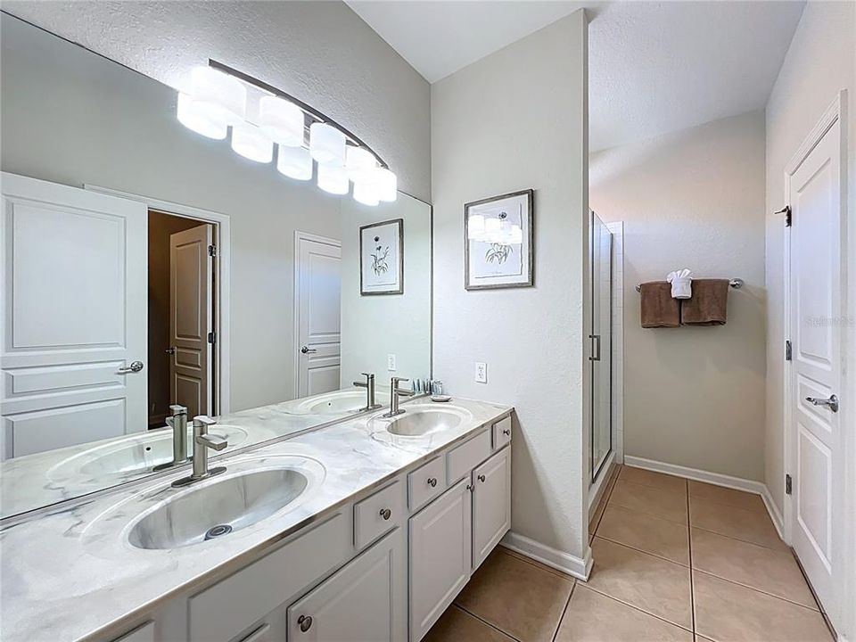 合同活跃: $650,000 (5 贝兹, 5 浴室, 2342 平方英尺)