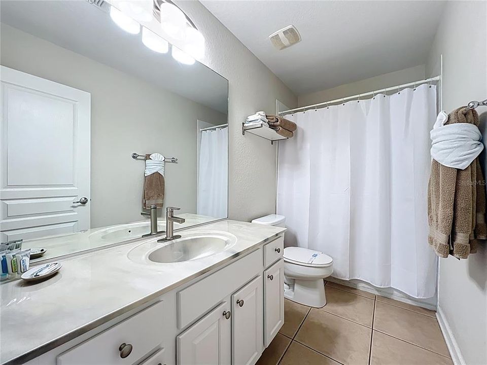 合同活跃: $650,000 (5 贝兹, 5 浴室, 2342 平方英尺)