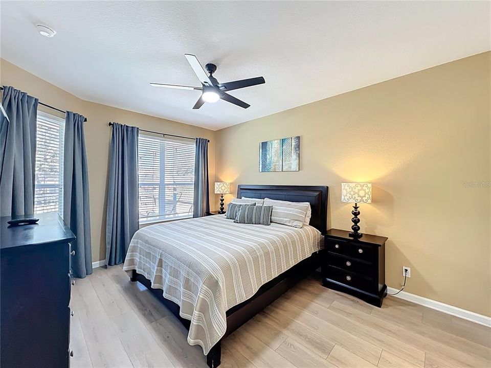 合同活跃: $650,000 (5 贝兹, 5 浴室, 2342 平方英尺)