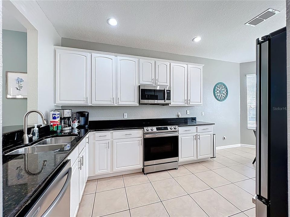 合同活跃: $650,000 (5 贝兹, 5 浴室, 2342 平方英尺)