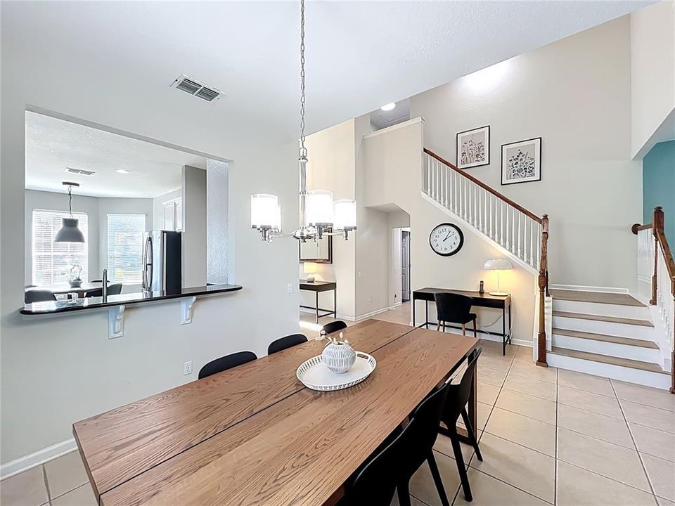 合同活跃: $650,000 (5 贝兹, 5 浴室, 2342 平方英尺)