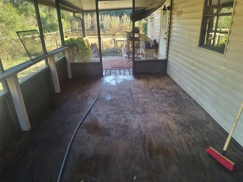 合同活跃: $180,000 (2 贝兹, 2 浴室, 1056 平方英尺)