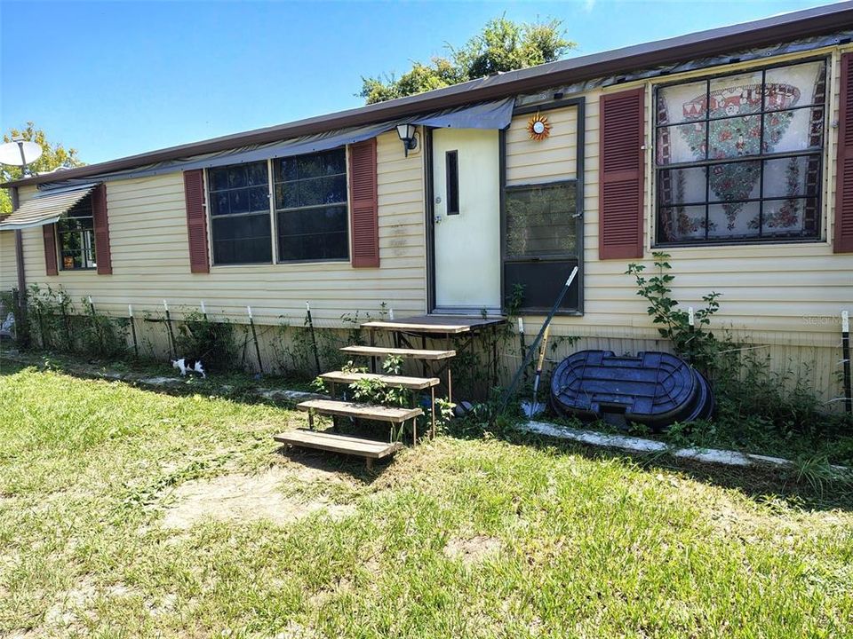 合同活跃: $180,000 (2 贝兹, 2 浴室, 1056 平方英尺)