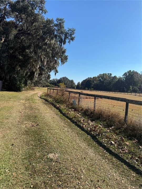 合同活跃: $180,000 (2 贝兹, 2 浴室, 1056 平方英尺)