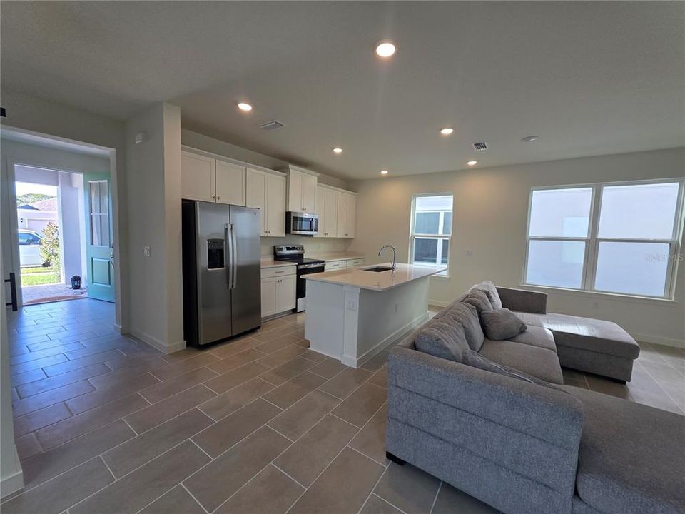 For Rent: $2,300 (3 beds, 2 baths, 1929 Square Feet)