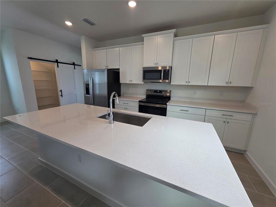 For Rent: $2,300 (3 beds, 2 baths, 1929 Square Feet)