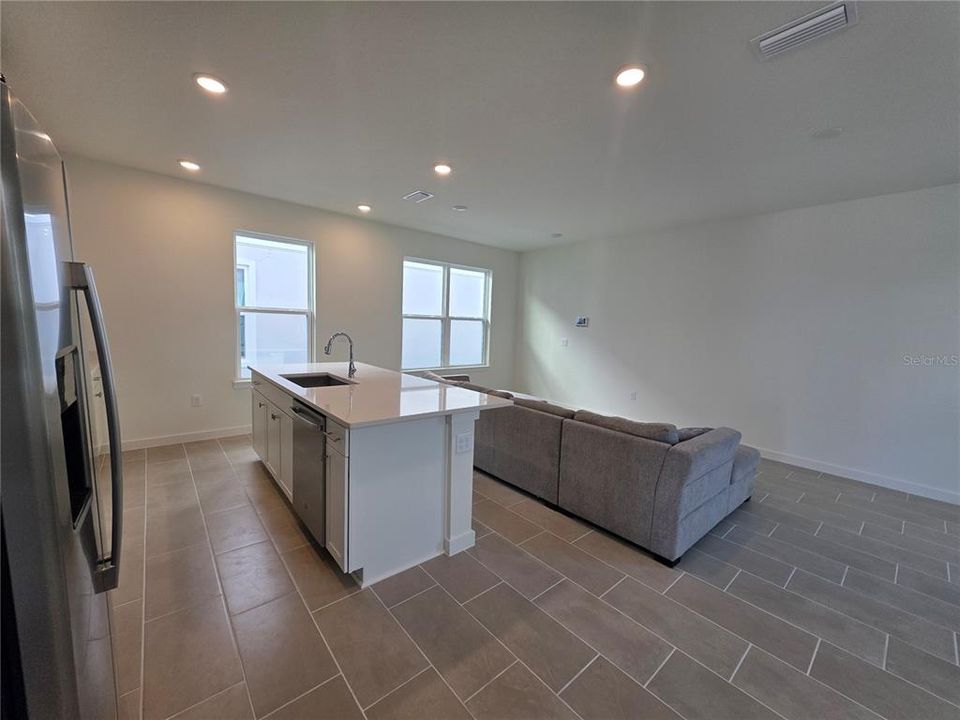 For Rent: $2,300 (3 beds, 2 baths, 1929 Square Feet)