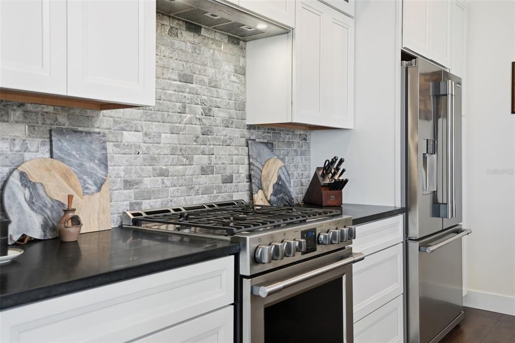 For Sale: $2,400,000 (3 beds, 2 baths, 2339 Square Feet)