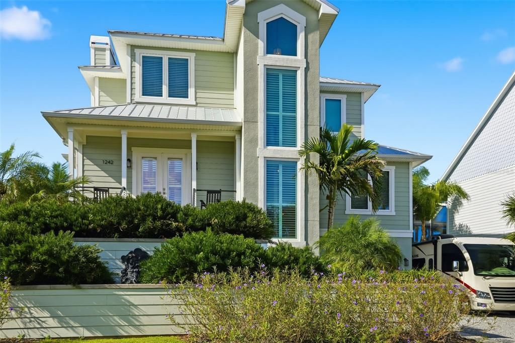 For Sale: $2,400,000 (3 beds, 2 baths, 2339 Square Feet)