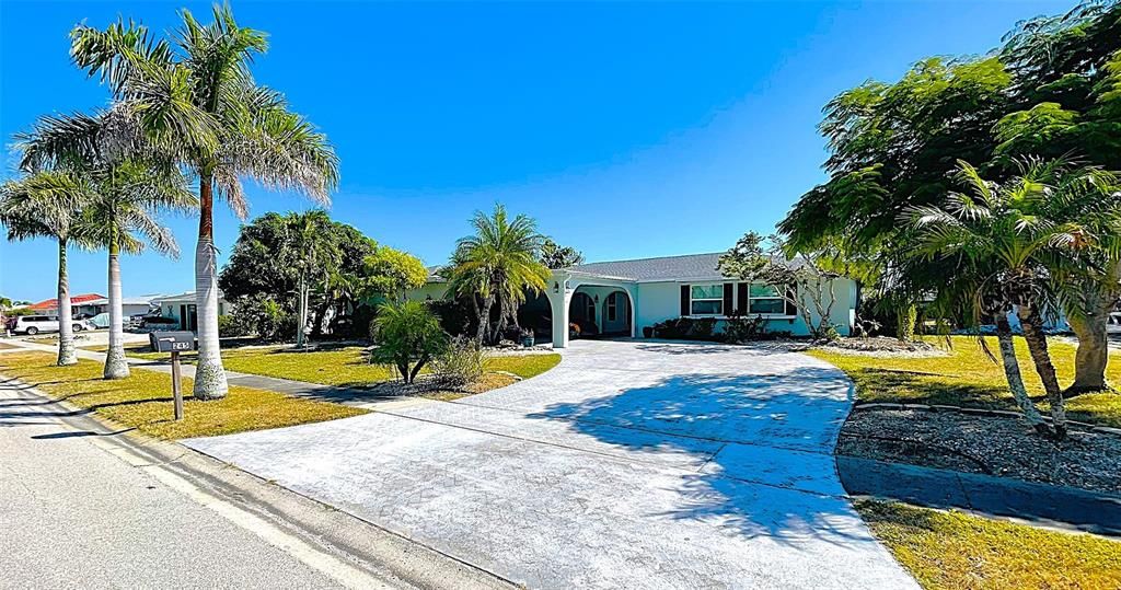 For Sale: $565,000 (3 beds, 2 baths, 2063 Square Feet)