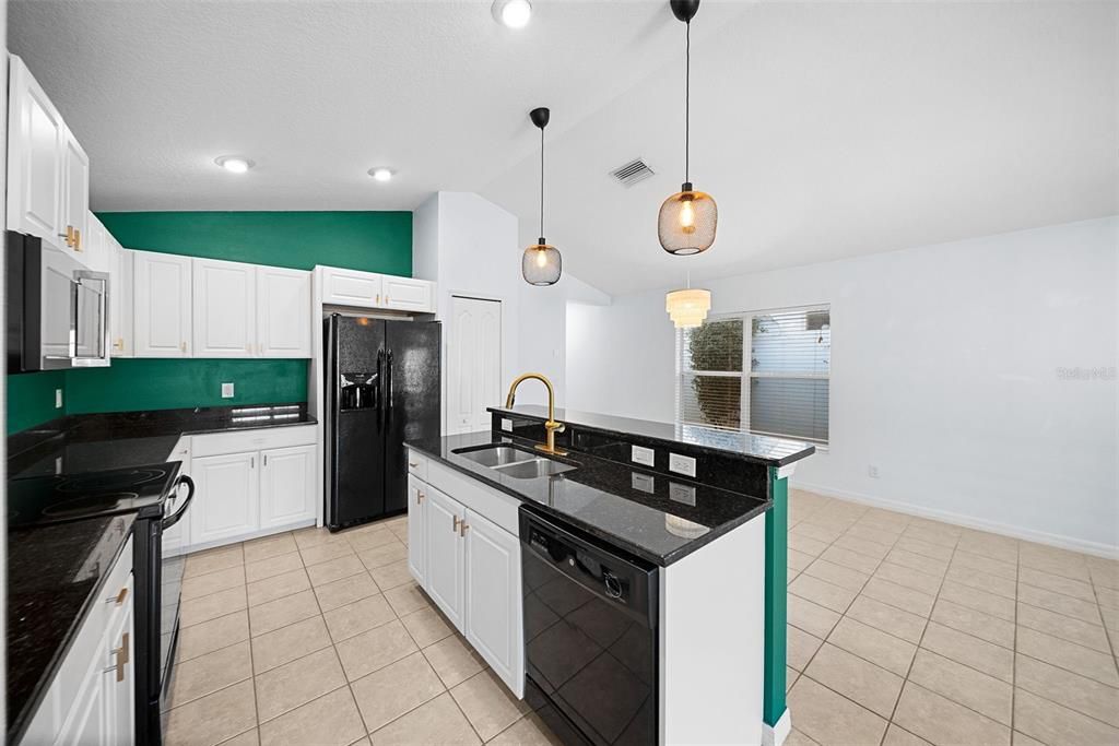 На продажу: $375,000 (2 спален, 2 ванн, 1258 Квадратных фут)