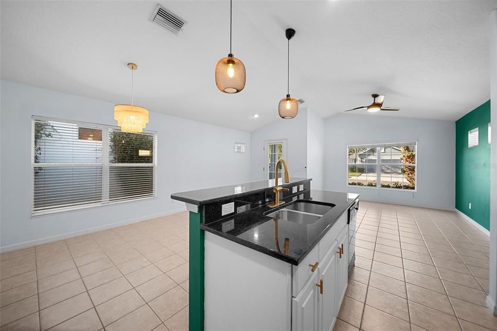 На продажу: $375,000 (2 спален, 2 ванн, 1258 Квадратных фут)