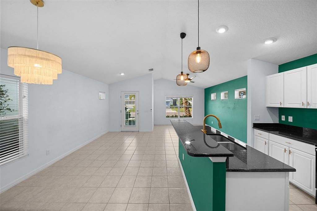 На продажу: $375,000 (2 спален, 2 ванн, 1258 Квадратных фут)