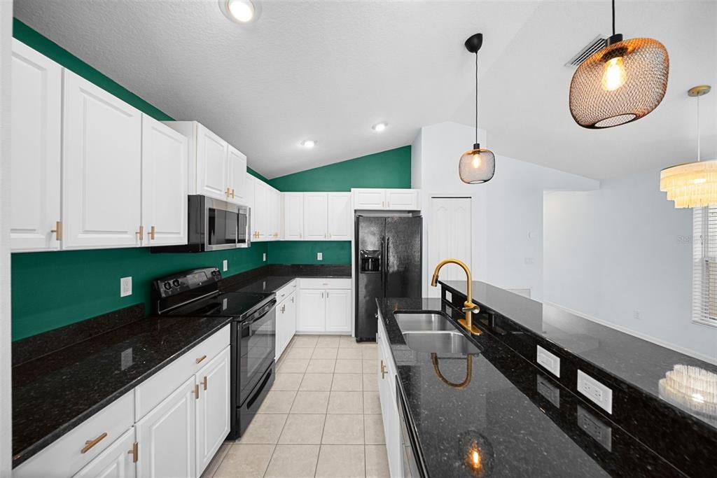 На продажу: $375,000 (2 спален, 2 ванн, 1258 Квадратных фут)