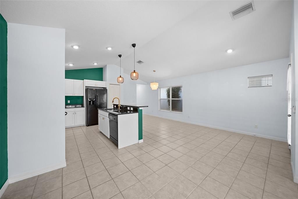 На продажу: $375,000 (2 спален, 2 ванн, 1258 Квадратных фут)