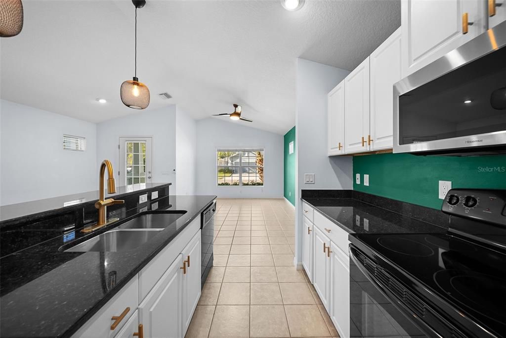 На продажу: $375,000 (2 спален, 2 ванн, 1258 Квадратных фут)