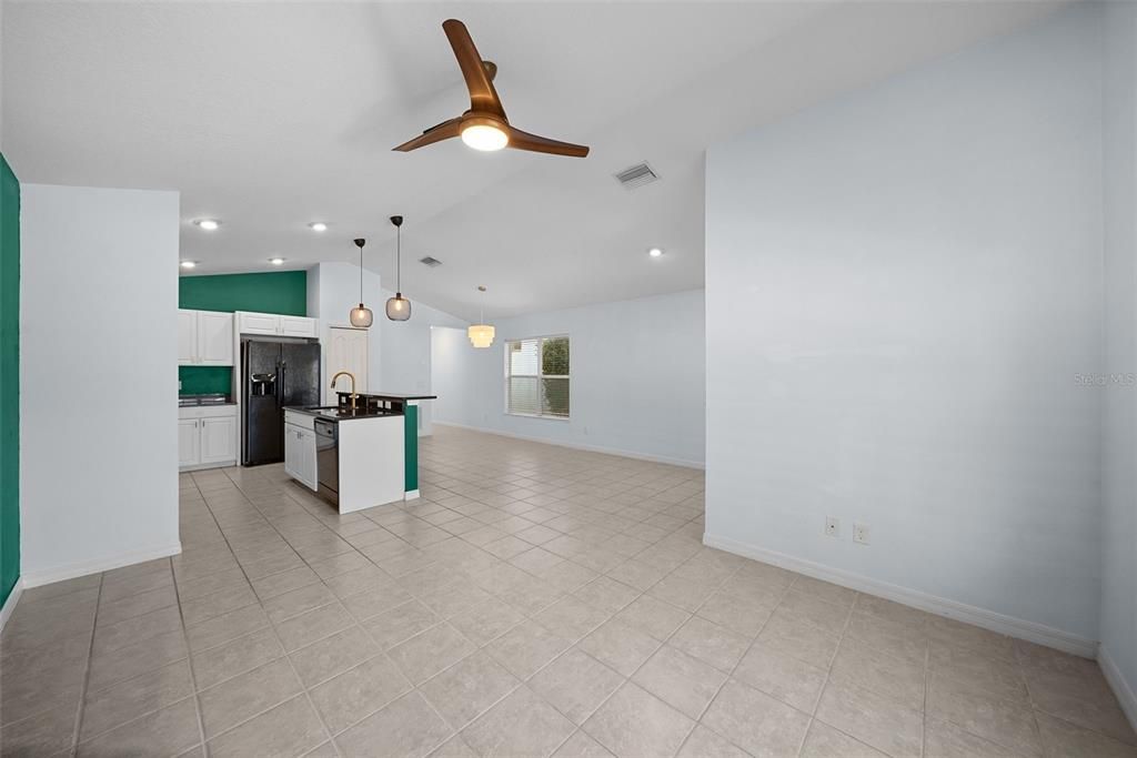 На продажу: $375,000 (2 спален, 2 ванн, 1258 Квадратных фут)