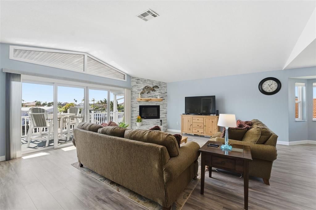 For Sale: $1,049,999 (3 beds, 2 baths, 2019 Square Feet)