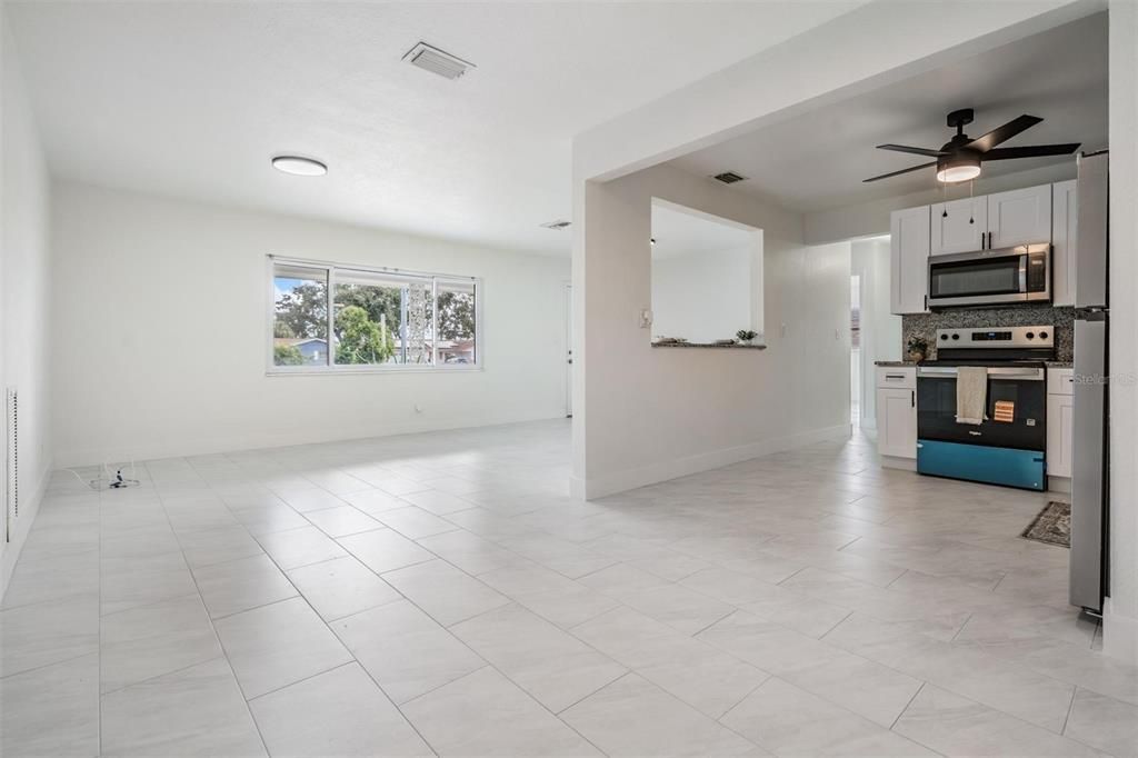 For Sale: $330,000 (2 beds, 1 baths, 1008 Square Feet)