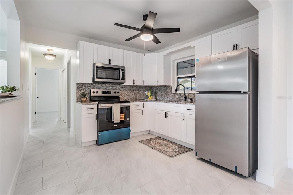 For Sale: $330,000 (2 beds, 1 baths, 1008 Square Feet)