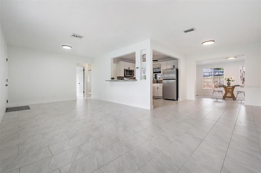 For Sale: $330,000 (2 beds, 1 baths, 1008 Square Feet)