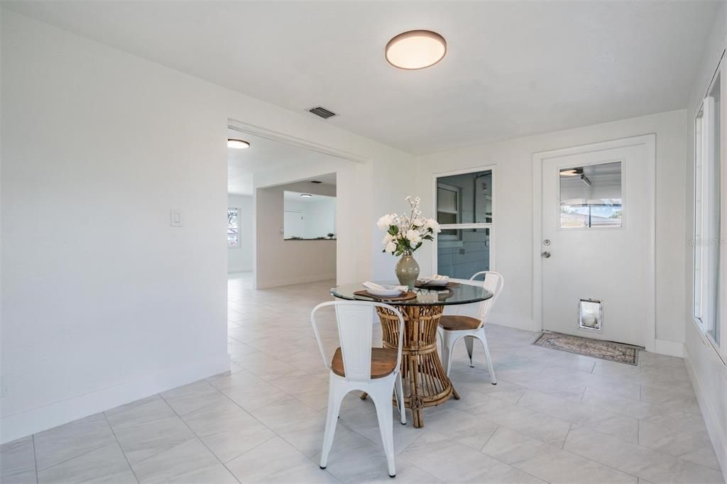 For Sale: $330,000 (2 beds, 1 baths, 1008 Square Feet)