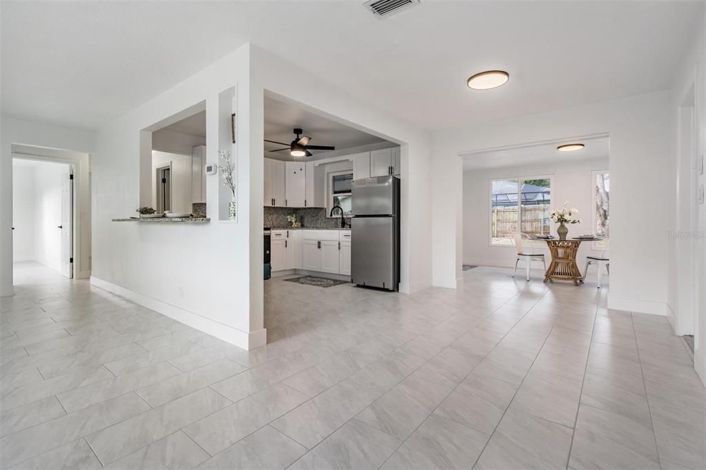 For Sale: $330,000 (2 beds, 1 baths, 1008 Square Feet)