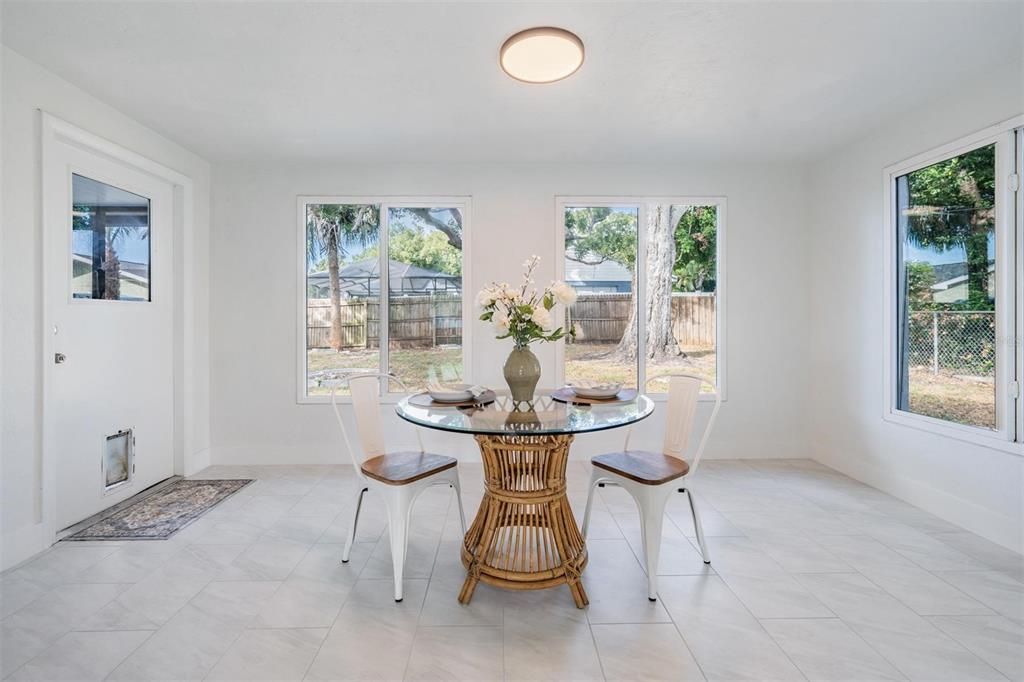 For Sale: $330,000 (2 beds, 1 baths, 1008 Square Feet)